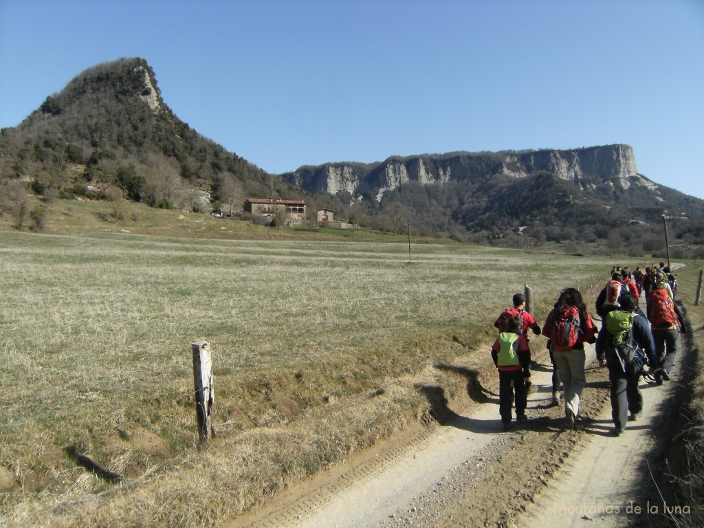 Camino de la Sierra de Cabrera a la izquierda Caselles